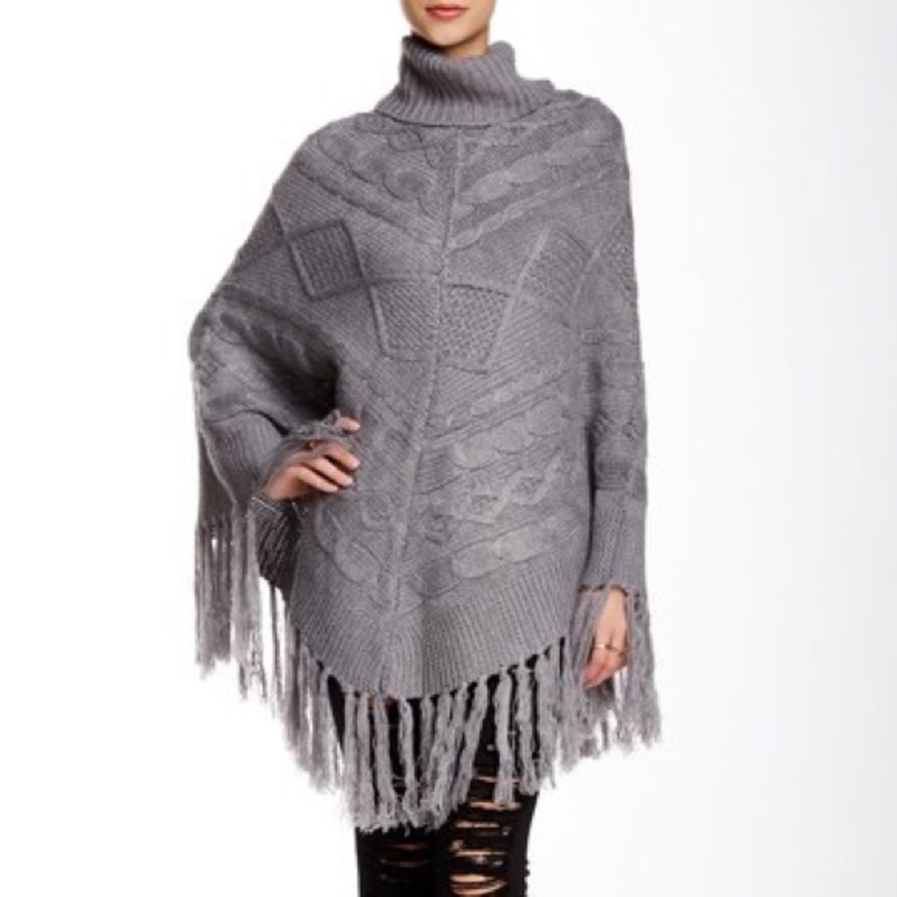Romeo + Juliet Couture Gray Sweater Poncho